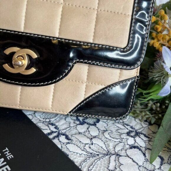 Authentic CHANEL CC Lambskin Patent Chocolate Bar Flap Bag Chain Beige Black - Picture 8 of 16